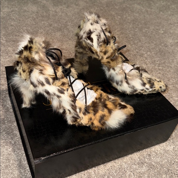 Shoe - Picture 2 of 9